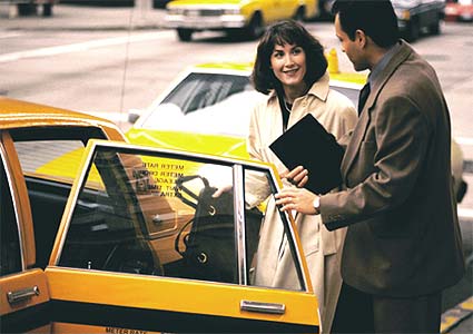 Женщина садится в такси